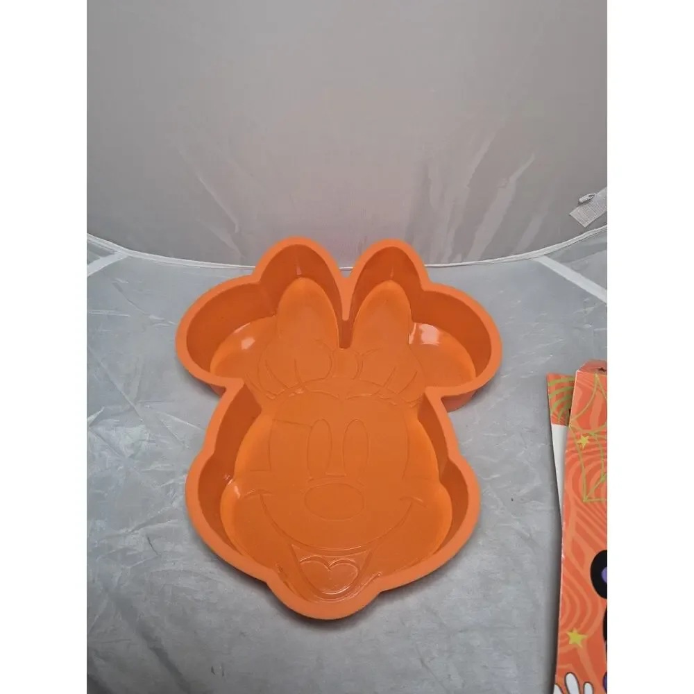 💥 NWT Minnie Mouse Disney Baking Mold Color Orange Silicone